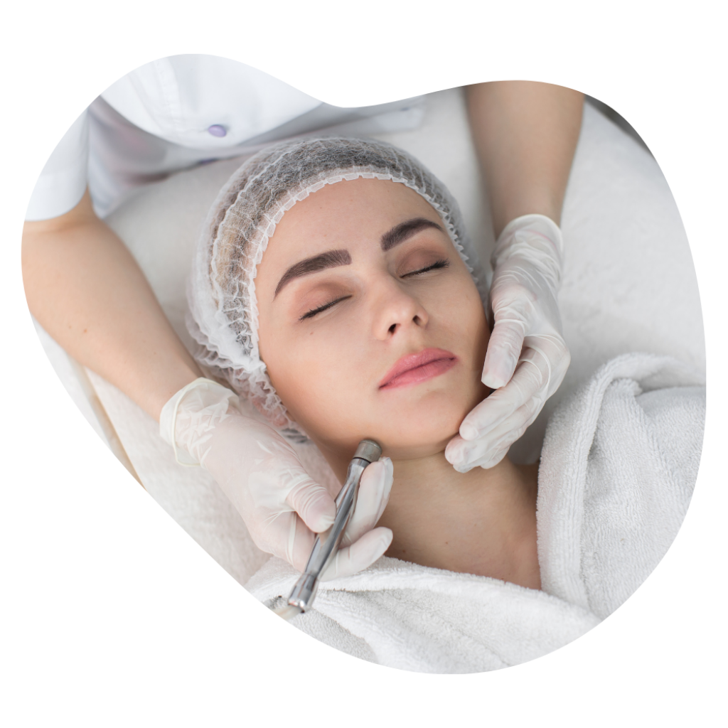Kundin w&auml;hrend einer Diamant Hydro Microdermabrasion in Basel, Behandlung f&uuml;r feine Poren und ein ebenm&auml;ssiges Hautbild.