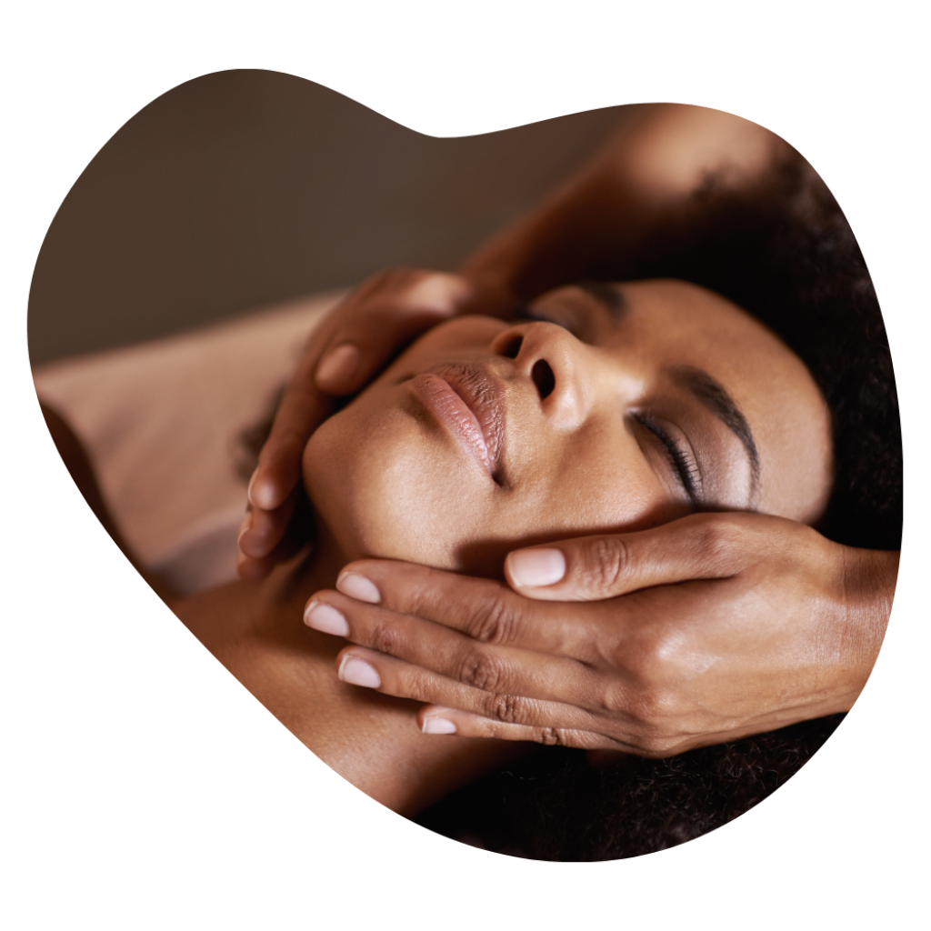 Kundin w&auml;hrend einer Gesichtsbehandlung in der Beautylounge Basel, Massage f&uuml;r entspannte Gesichtsz&uuml;ge.