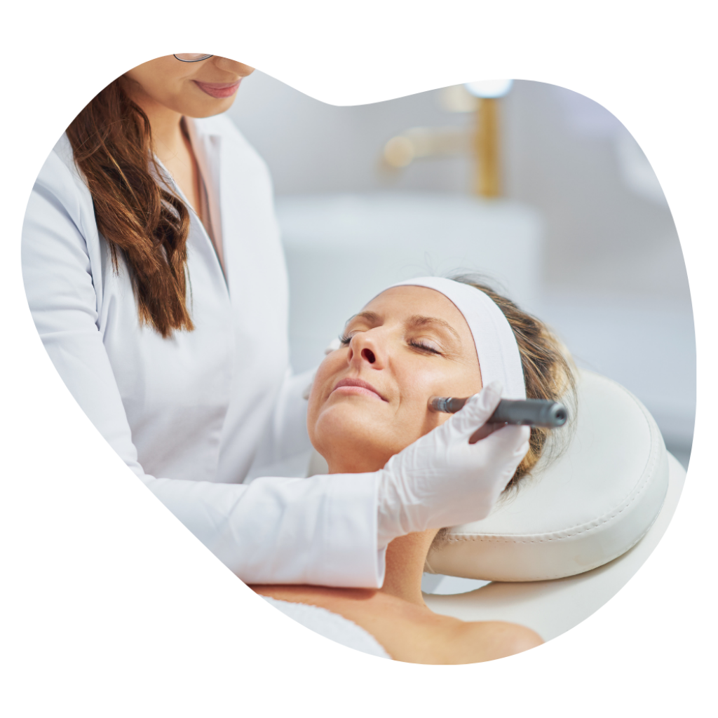 Kundin w&auml;hrend einer Microneedling Behandlung mit dem Dermapen in der Beautylounge Basel.