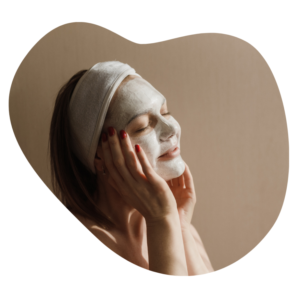 Pflegende Maske w&auml;hrend einer Gesichtsbehandlung in der Beautylounge Basel.