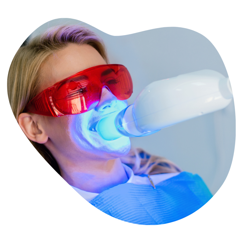 Kundin bei professionellem Teeth Bleaching in der BeautyLounge Basel, effiziente Zahnaufhellung mit LED-Licht.