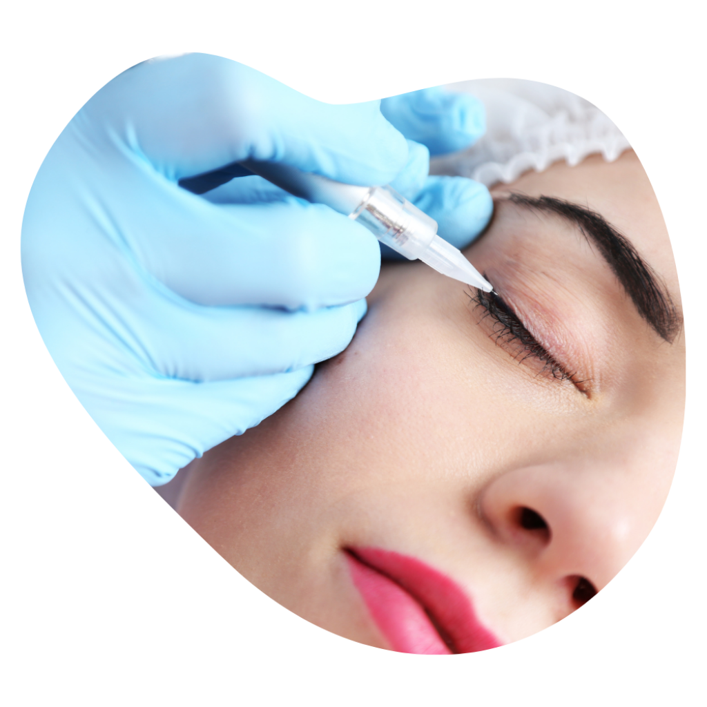 Kosmetikerin zeichnet die Augenbrauen einer Kundin vor der Behandlung in der Beautylounge.