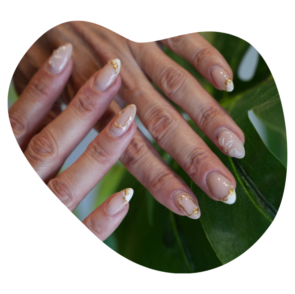 N&auml;gel mit Blattgold Design auf einem Monstera Blatt, Naildesign der Beautylounge.