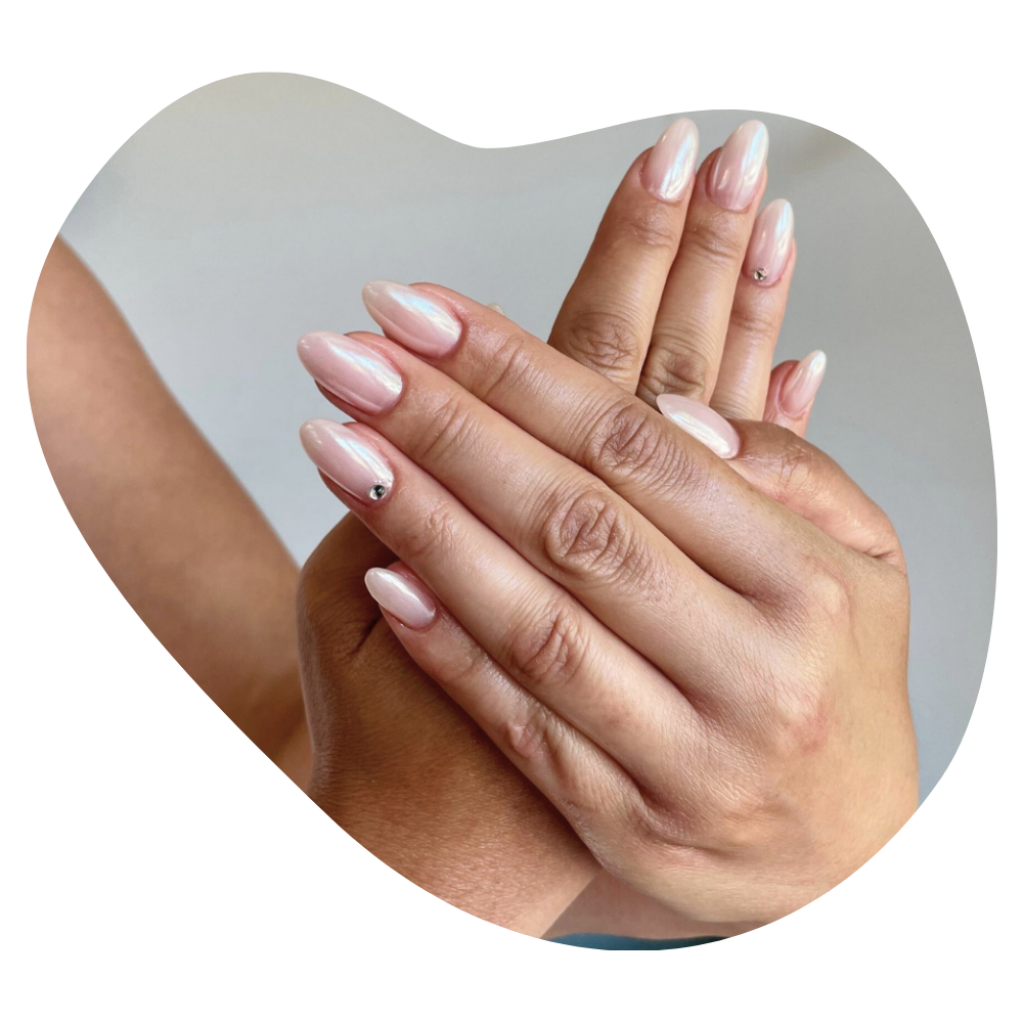 H&auml;nde mit French Gel Nails in der Beautylounge Basel.