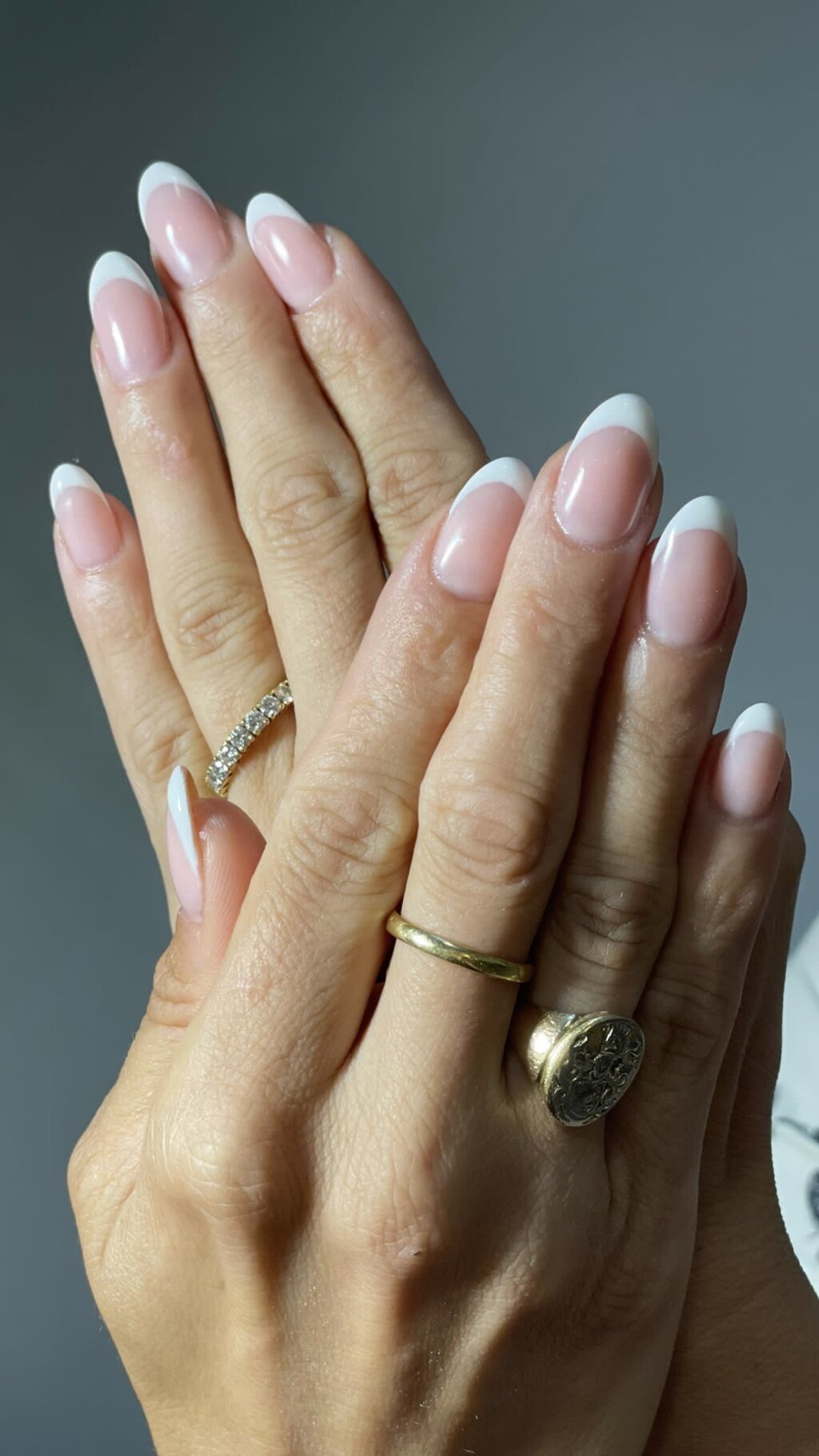 H&auml;nde mit dezenter French Modellage in Gel in der Beautylounge Basel.