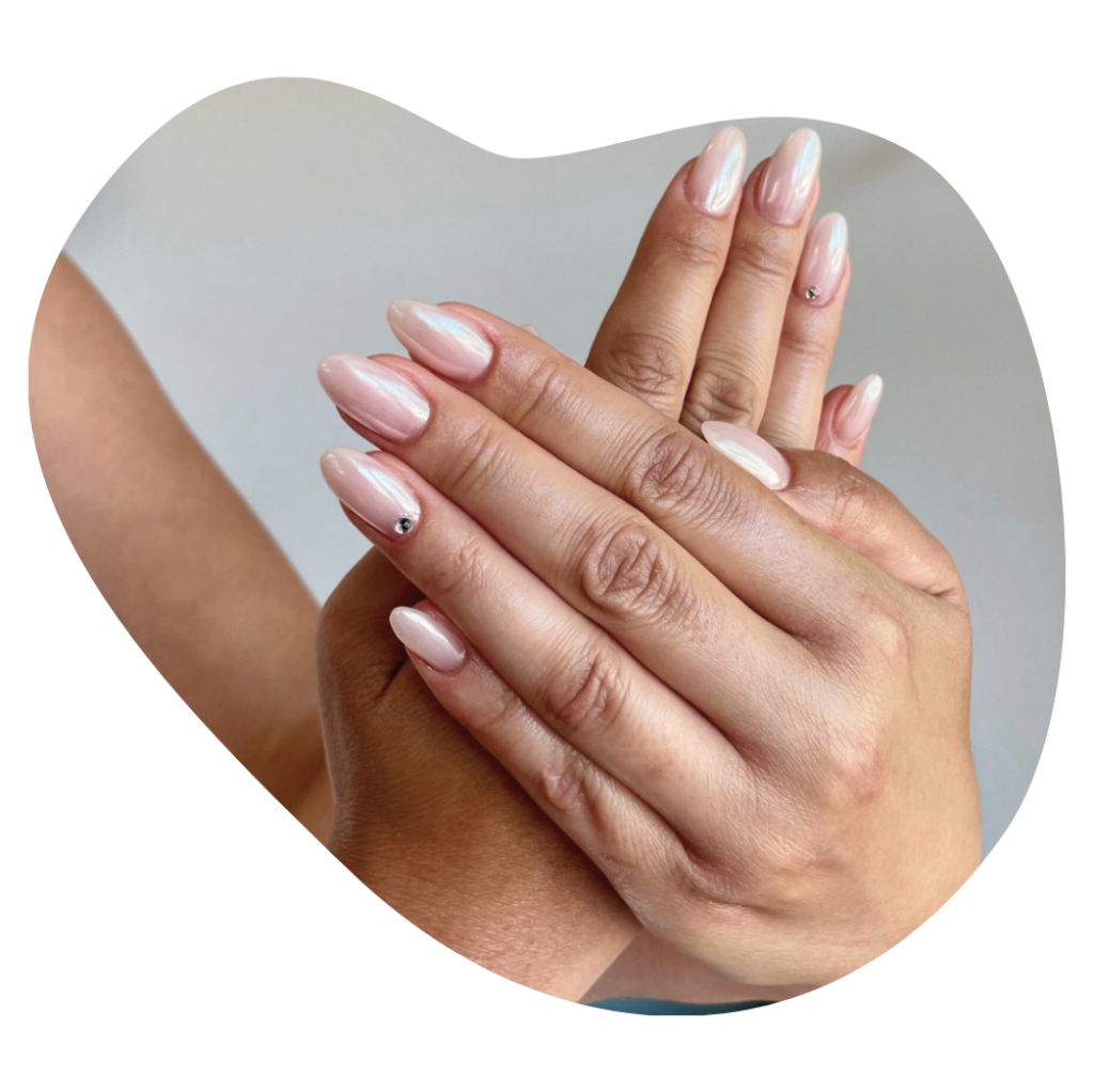 H&auml;nde mit French Gel Nails und feinem Steinchen in der Beautylounge.