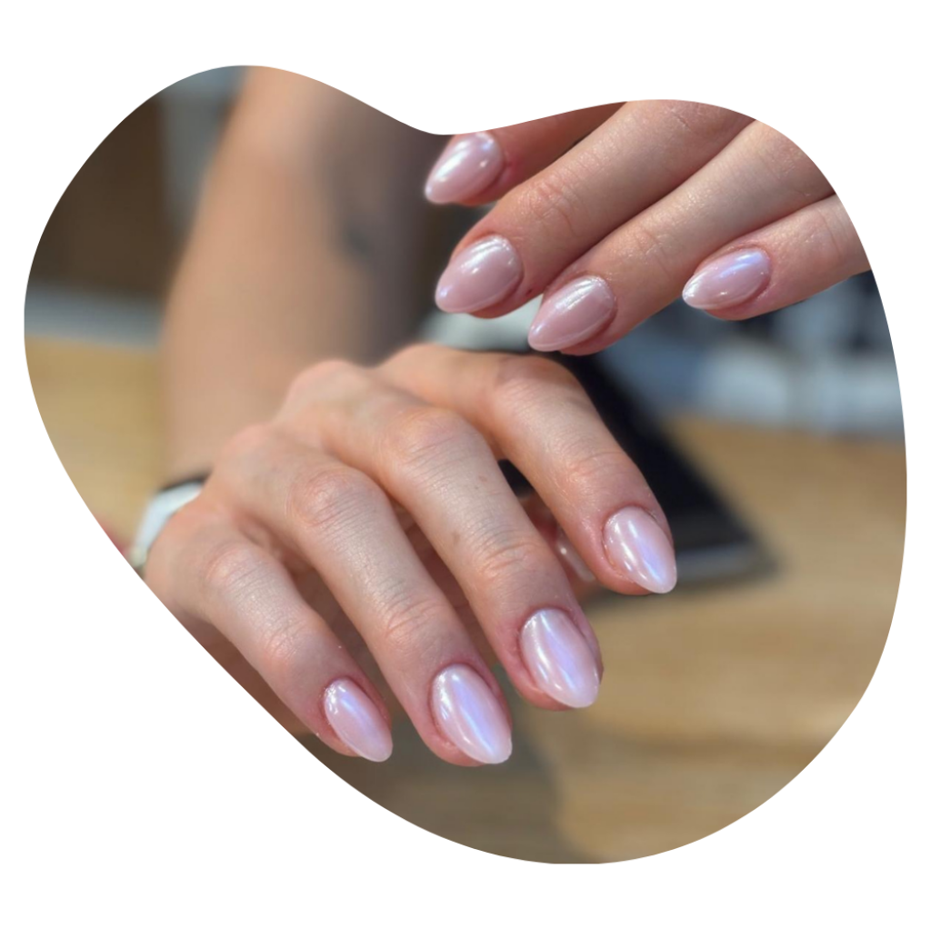 H&auml;nde mit nude French Modellage in Gel in der Beautylounge Basel.