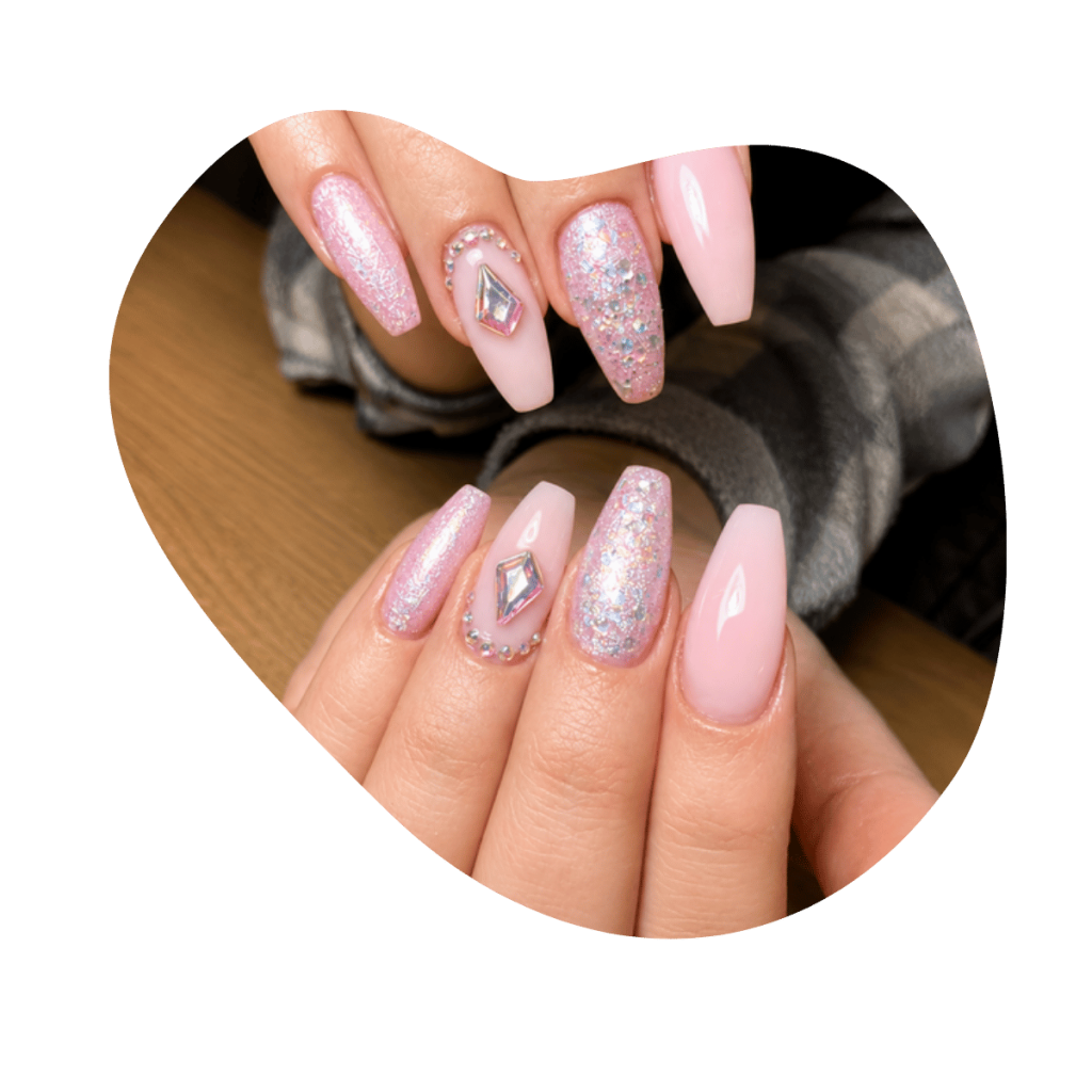 Nailart mit Strass und Glitzer auf rosa N&auml;geln, Naildeko in Basel bei der Beautylounge.