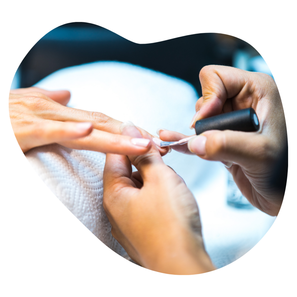Kosmetikerin bearbeitet die N&auml;gel einer Kundin bei einer Manicure in der Beautylounge Basel.