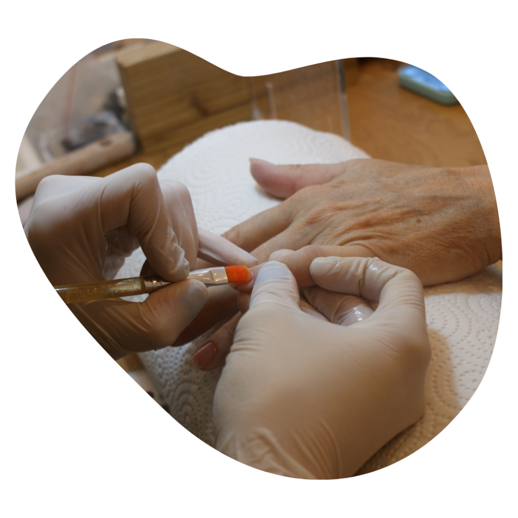 Fingern&auml;gel werden bei einer Business Manicure lackiert, Nagelstudio Beautylounge Basel.
