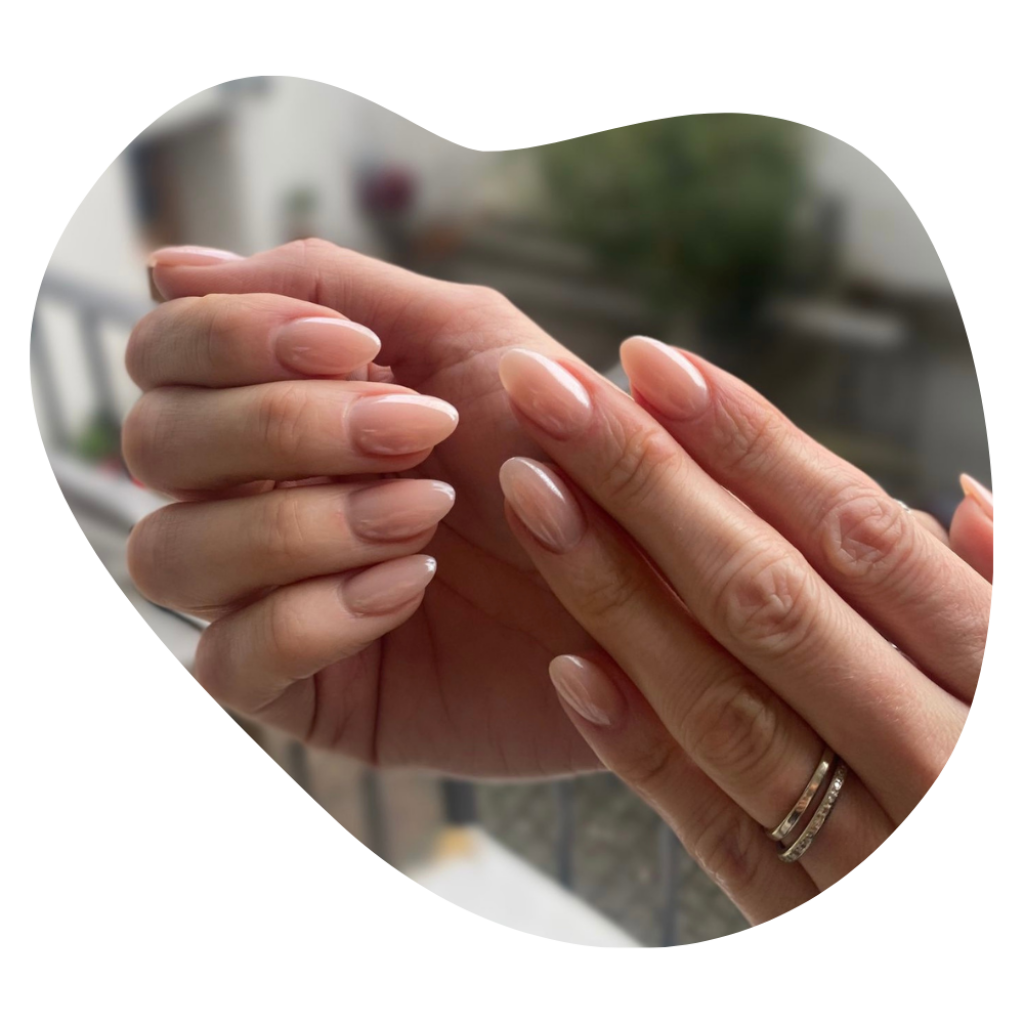 Gepflegte H&auml;nde mit nude N&auml;geln nach einer Wellness Manicure in der Beautylounge Basel.