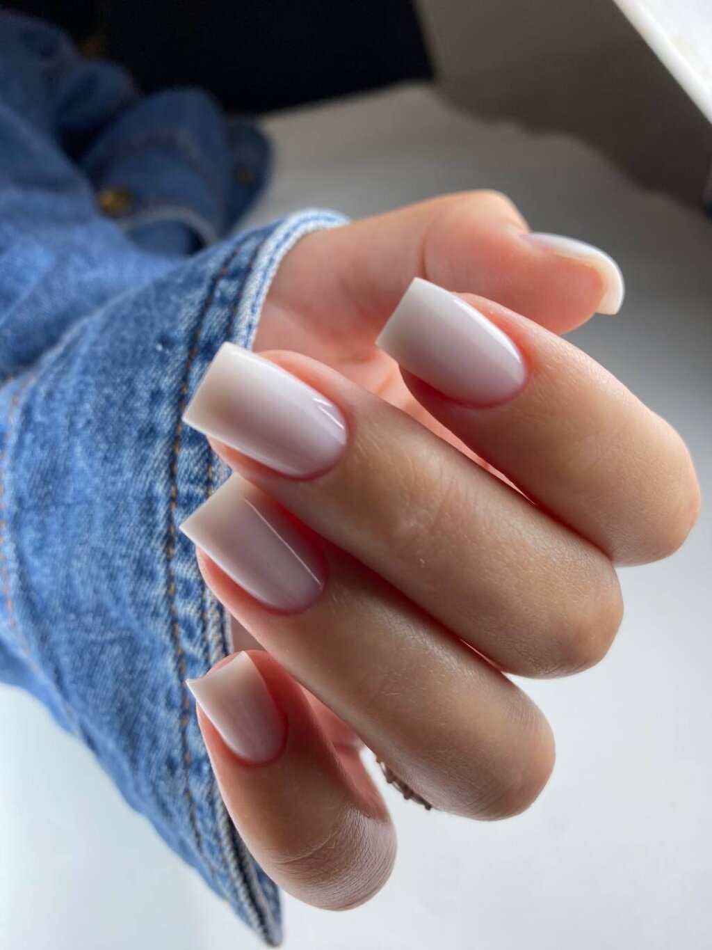 Gepflegte N&auml;gel einer Kundin nach einer Manicure in der Beautylounge.