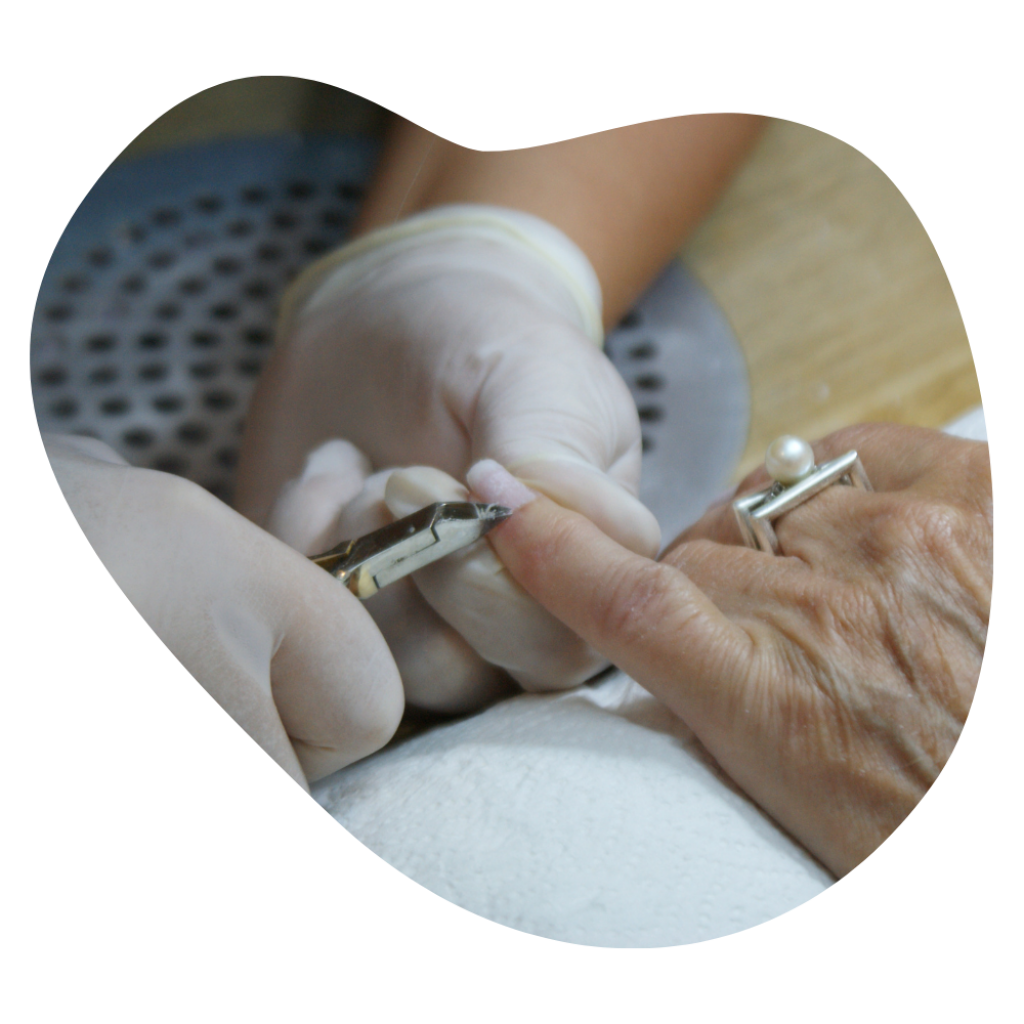 Nagelhautpflege mit Handschuhen bei einer Business Manicure in der Beautylounge Basel.