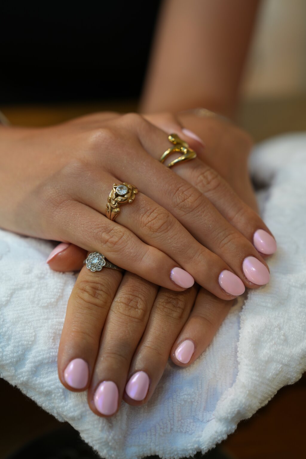 Gepflegte H&auml;nde mit nude lackierten N&auml;geln nach einer Manicure in der Beautylounge.