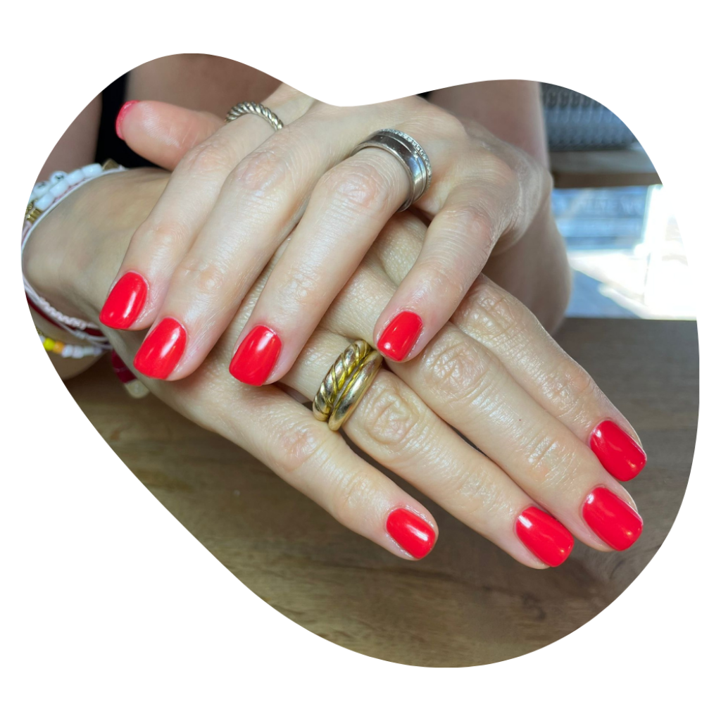 Klassische rote Shellac N&auml;gel
Strahlend rote Shellac Manik&uuml;re mit hochgl&auml;nzendem Finish, elegant, langlebig und perfekt f&uuml;r jeden Anlass.