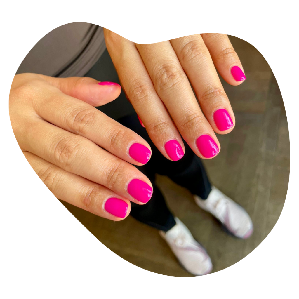 Shellac Manik&uuml;re mit Hochglanz-Finish Perfekt lackierte N&auml;gel mit langanhaltendem Shellac in knalligem Pink, kratzfest und gl&auml;nzend bis zu zwei Wochen.