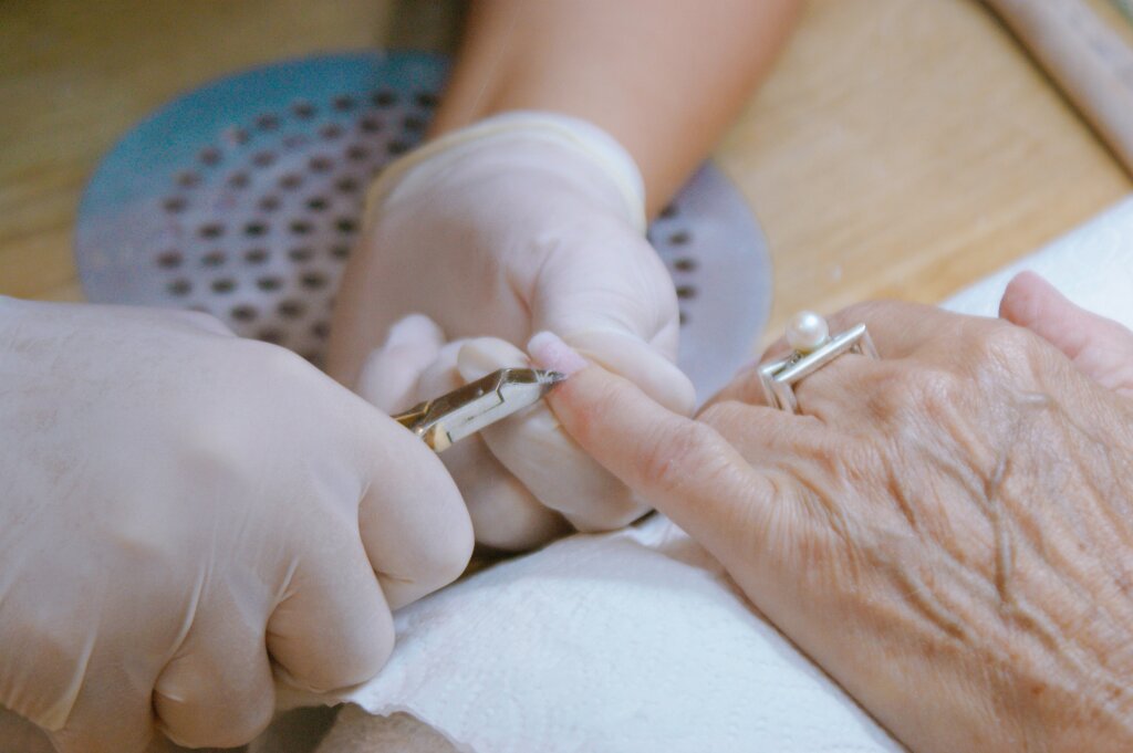 Zu einer exakten Manicure gehört natürlich auch die Entfernung überschüssiger Nagelhaut.