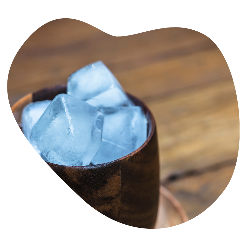 Eisw&uuml;rfel in einer Holzschale als Stimmungsbild der Mens Treatments in der Beautylounge.