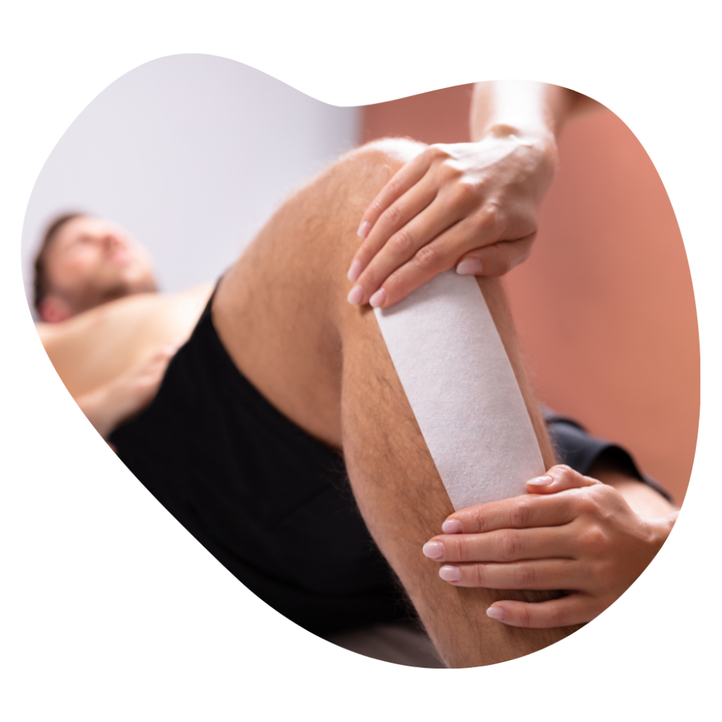 Haarentfernung an M&auml;nner Beinen mittels Warmwax und der Fliestechnik.