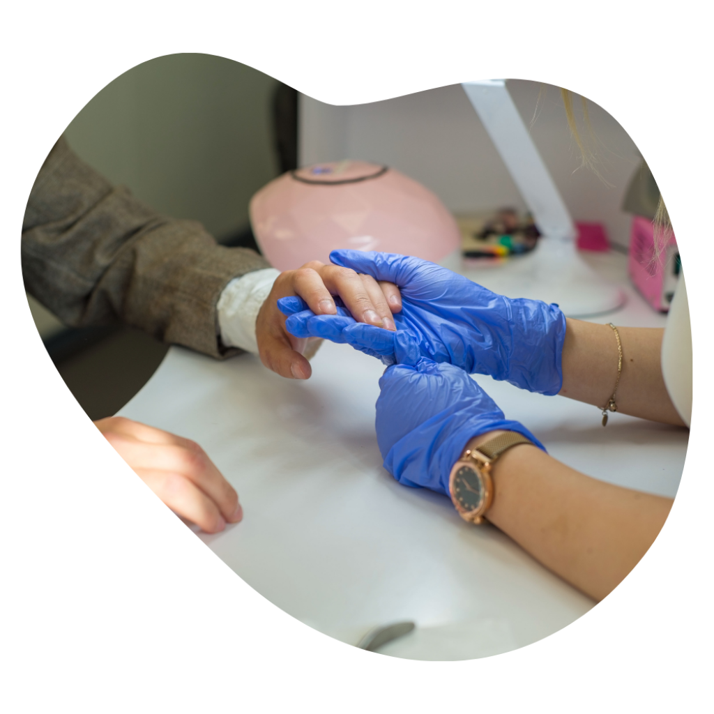 Handpflege f&uuml;r M&auml;nner, Kosmetikerin bearbeitet die N&auml;gel eines Kunden in der Beautylounge.