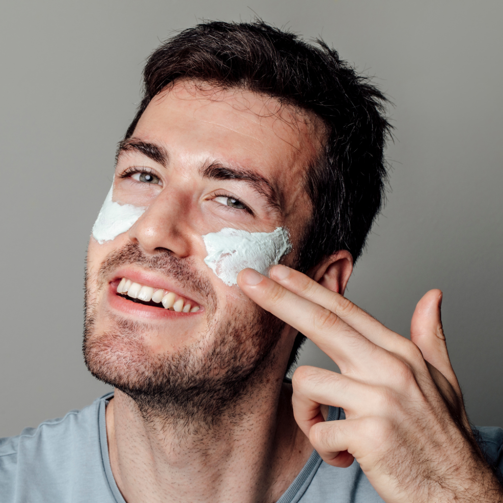 Mann tr&auml;gt eine weisse Gesichtsmaske auf, Mens Treatments in der Beautylounge Basel.