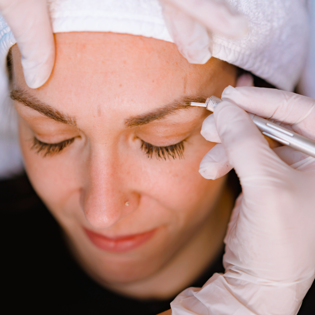Permanent Make-up der Augenbrauen wird in feiner H&auml;rchenzeichnung gesetzt, PMU Brows in Basel.
