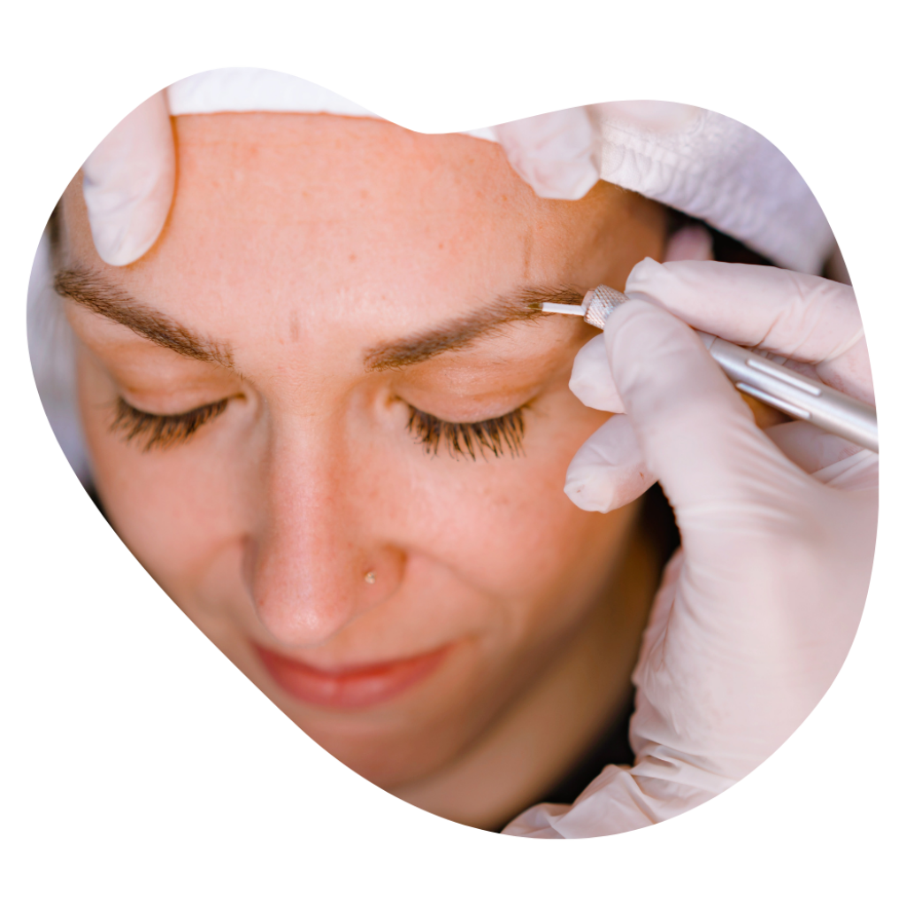 Augenbrauenkontur wird vor dem Permanent Make-up angezeichnet, PMU Brows in Basel.