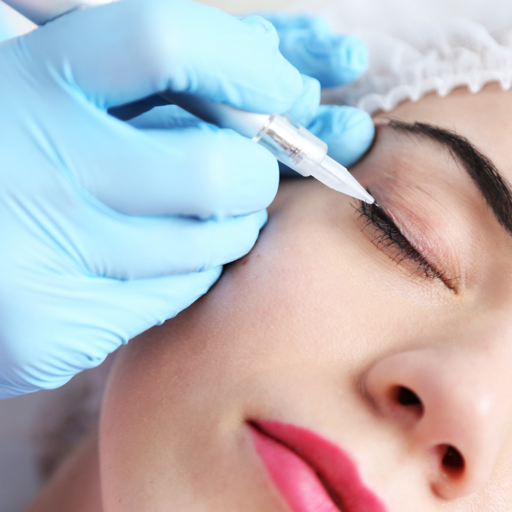 Permanent Make-up Lidstrich wird am oberen Wimpernkranz gesetzt, PMU Eyes in Basel.