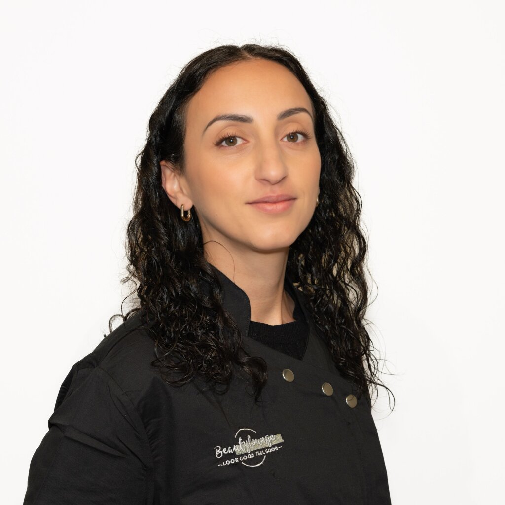 Kosmetikerin St&eacute;phanie in der Beautylounge Reinach, spezialisiert auf Microneedling und Hauterneuerung.